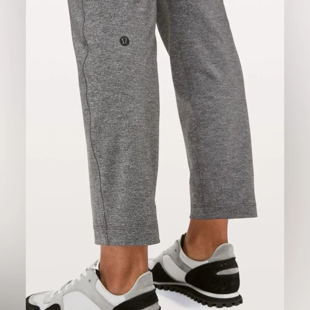 Lululemon on the fly pants size 6 - Picture 5 of 7